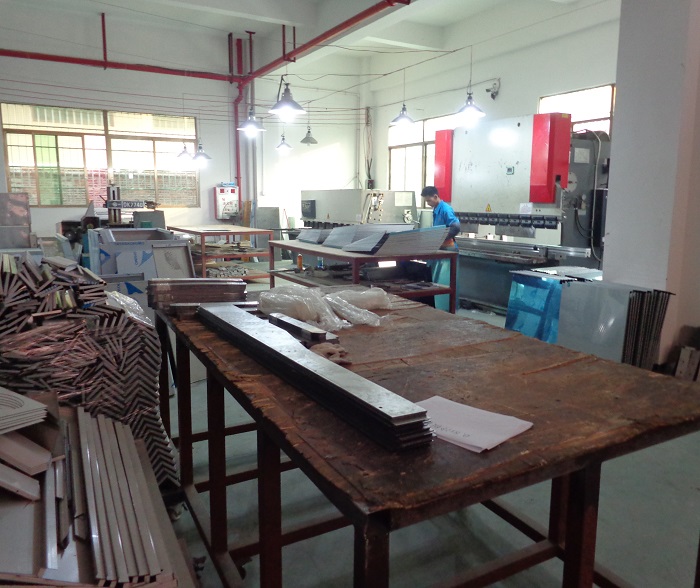 高溫試驗箱鈑金加工現(xiàn)場